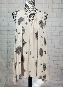 Free People size xs top geo print keyhole front